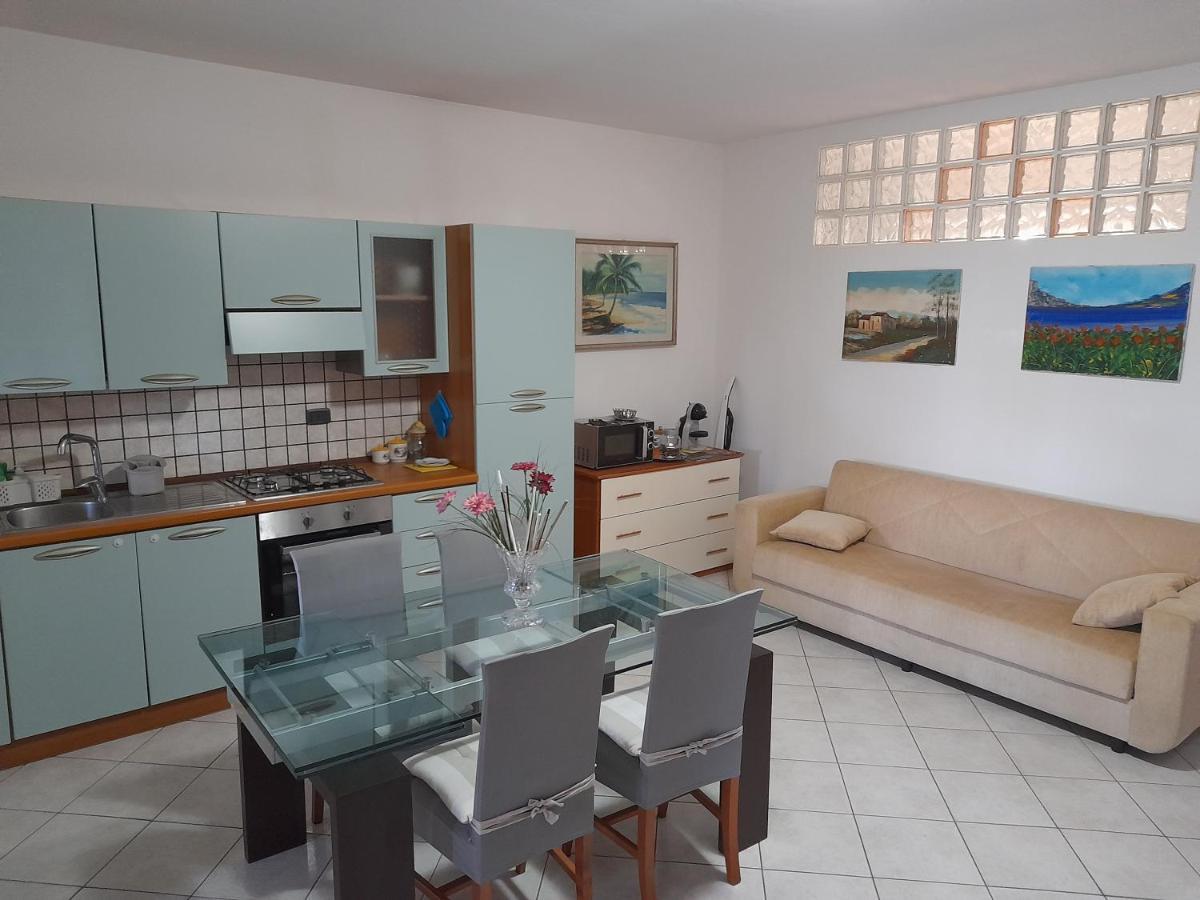 Casa Con Veranda In Centro - Comodo Parcheggio E Garage Incluso Latina Exterior foto