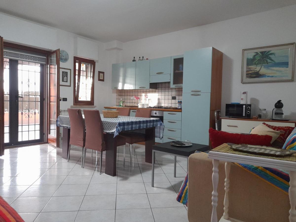 Casa Con Veranda In Centro - Comodo Parcheggio E Garage Incluso Latina Exterior foto